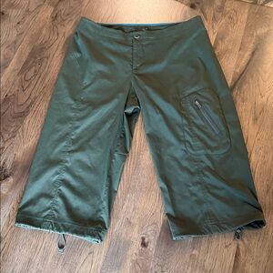 Columbia Women's 10 Dark Green Capris